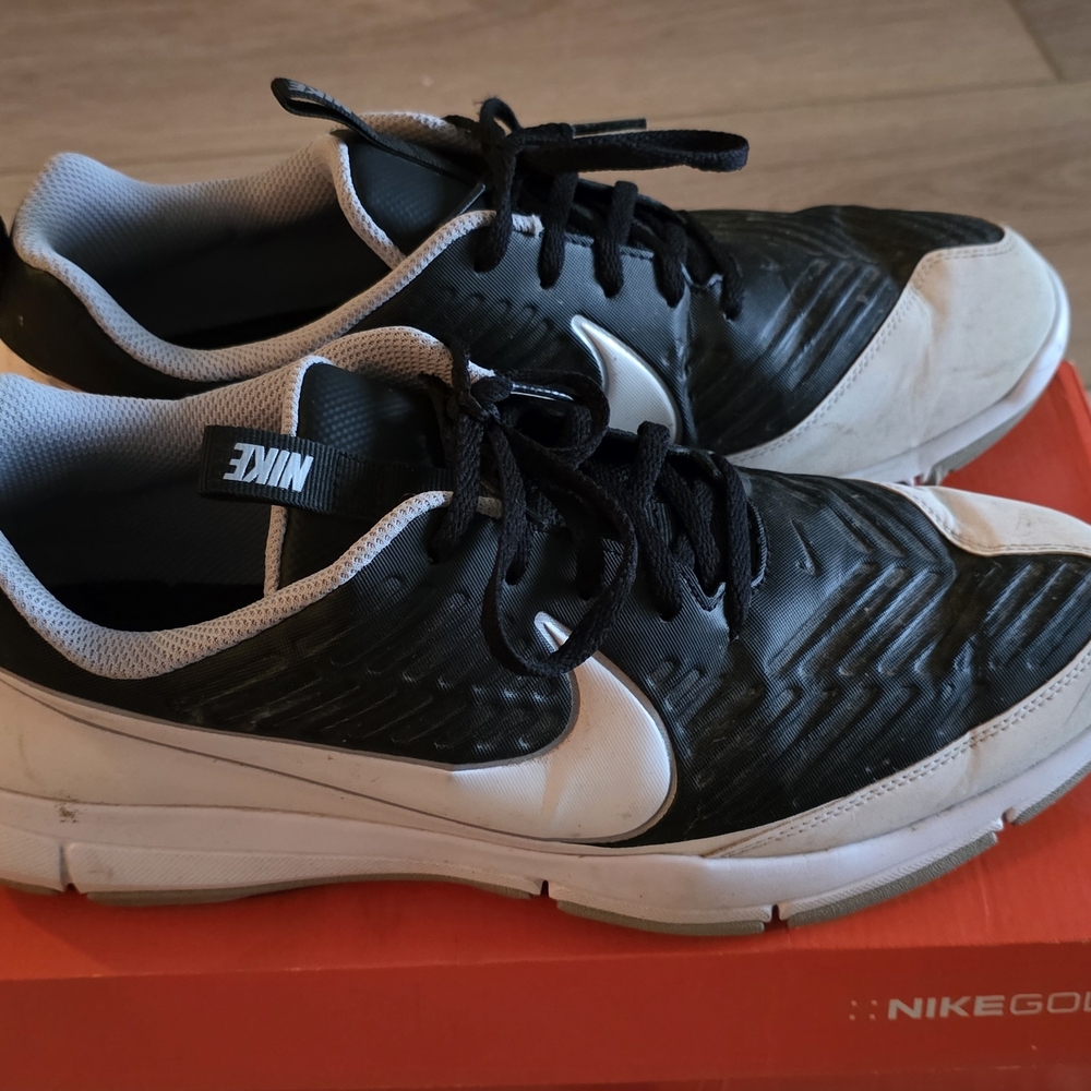 Nike Men's Black and White Golf Shoes